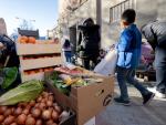 Personas en riesgo de exclusi&oacute;n acuden a recoger alimentos, en la plaza de San Amaro, a 7 de enero de 2022, en Madrid (Espa&ntilde;a).