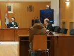 El presunto traficante, de espaldas, responde a las preguntas del fiscal durante el juicio.