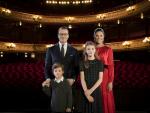La princesa Victoria de Suecia y su familia en el Royal Opera House de Londres.