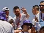 Lionel Messi es recibido por la multitud mientras se dirige al centro de la ciudad en el autob&uacute;s de celebraci&oacute;n.