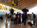 Un grupo de viajeros en el hall del aeropuerto Adolfo Su&aacute;rez Madrid-Barajas. 17 abril 2019, aeropuerto, viaje, vuelo, viajeros, turistas. &Oacute;scar J.Barroso / Europa Press (Foto de ARCHIVO) 17/4/2019