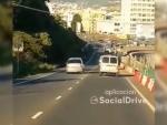 'Pillada' a un conductor en Canarias: Adelanta indebidamente en un atasco y se encuentra de frente con la Policía