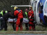 Los equipos de emergencias rescatan a la quinta persona fallecida en el accidente del autob&uacute;s que cay&oacute; al L&eacute;rez en Cerdedo-Cotobade (Pontevedra) el 24 de diciembre de 2022.