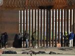 Migrantes junto a la valla que separa a M&eacute;xico de los Estados Unidos en Ciudad Ju&aacute;rez.