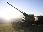 Un cañón serbio desplegado cerca de la frontera con Kosovo este lunes.