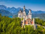 Conocido como el castillo del &ldquo;rey loco&rdquo; Luis II de Baviera y por la leyenda de que Walt Disney se inspir&oacute; en su fisonom&iacute;a para crear el castillo de la Bella Durmiente, esta fortaleza alemana a los pies de los Alpes B&aacute;varos es un icono mundial.