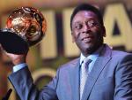 Pelé levanta el Balón de Oro honorífico en 2013.