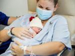 Andrea posa con su hija Iratxe, que ha sido la primera beb&eacute; nacida en 2023 en Espa&ntilde;a, en el Hospital Gregorio Mara&ntilde;&oacute;n.