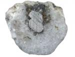 Secci&oacute;n transversal de una muestra de fulgurita que muestra arena fundida y metal conductor fundido de un tendido el&eacute;ctrico ca&iacute;do.