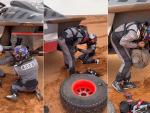 Carlos Sainz y Lucas Cruz trabajan en la reparaci&oacute;n de la aver&iacute;a en la tercera etapa del Dakar 2023.
