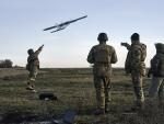 Soldados ucranianos lanzan un drone hacia posiciones rusas en el Donetsk.