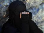 Una mujer con niqab en el campamento de familiares de milicianos de Estado Isl&aacute;mico en Al Hol, en Siria