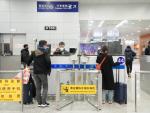 Los pasajeros pasan por los procedimientos de entrada en el Aeropuerto Internacional de Shangh&aacute;i Pudong, en China, el 8 de enero de 2023.