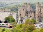 Tren pasando por el Castillo de Conwy.