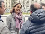 Reyes Maroto, la candidata del PSOE a las elecciones municipales, conversa con asociaciones vecinales.