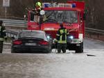 Las borrascas ya causan estragos por Europa: los bomberos tienen que acudir al rescate de dos vehículos atrapados por las inundaciones