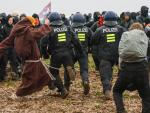 Un activista clim&aacute;tico vestido de mago se enfrenta a los polic&iacute;as en Luetzerath (Alemania).