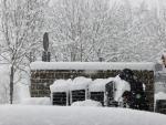 Una persona despeja de nieve el acceso a un restaurante en Roncesvalles, donde la situación meteorológica va mejorando esperando que el temporal se vuelva a recrudecer con la llegada de la borrasca Fien.