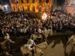 Cientos de personas durante la celebración de La Encamisá de Navalvillar de Pela, en Badajoz, Extremadura.