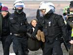 Agentes de Polic&iacute;a desalojan a Greta Thunberg durante la protesta en L&uuml;tzerath.