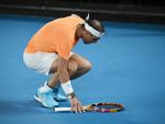 Nadal, en cuclillas, tras sufrir un nuevo episodio de dolor durante su partido contra Mackenzie McDonald, en la segunda ronda del Open de Australia.