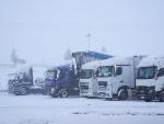 Varios camiones parados por la nieve en Cantabria