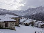 Varios tejados cubiertos de nieve, a 18 de enero de 2023, en San Juan de Bele&ntilde;o, Ponga, Asturias (Espa&ntilde;a).