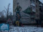 Uno de los edificios de Avdiivka, con un mural pintado, atestigua la destrucci&oacute;n del pueblo.