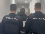 Dos agentes de la Policía Nacional acompañan al detenido por el ataque de Algeciras a comisaría.