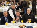 El secretario General de la Conferencia Episcopal Espa&ntilde;ola, Francisco C&eacute;sar Garc&iacute;a Mag&aacute;n (dcha)., en el desayuno informativo.
