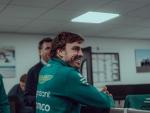 Fernando Alonso sonr&iacute;e mientras conversa con trabajadores de Aston Martin.