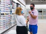 Dos personas se prueban gafas en una &oacute;ptica de Madrid, el 6 de junio de 2020.