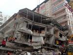 Otro edificio colapsado en la ciudad de Diyarbakir, por el fuerte terremoto de magnitud 7,8 que ha sacudido Turqu&iacute;a.