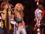 Britney Spears apareci&oacute; junto a Aerosmith y NSYNC en el descanso de la Super Bowl de 2001, con un look ic&oacute;nico que tiene toda la esencia de los dosmil. Llev&oacute; unos ajustados pantalones de tiro bajo con efecto met&aacute;lico y rayas a los lados, combinados con un mini 'crop top' hecho con una camiseta rota con el logo de Aerosmith.