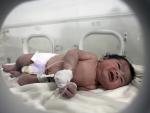 La beb&eacute; nacida entre los escombros del edificio derrumbado en Siria, ya en una incubadora de una maternidad de Alepo.