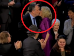 Momento del beso entre Jill Biden y el marido de Kamala Harris.
