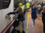 Mujer golpeando un tren de Cercan&iacute;as en la estaci&oacute;n de Atocha (Madrid) el mi&eacute;rcoles 8 de febrero de 2023.
