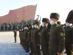Soldados de las Fuerzas de Seguridad P&uacute;blica saludan a las estatuas de sus difuntos l&iacute;deres Kim Il Sung y Kim Jong Il con motivo del 75 aniversario de la fundaci&oacute;n del Ej&eacute;rcito Popular de Corea en Pyongyang, Corea del Norte.