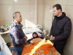 Presidente de Siria visitando a las victimas del terremoto en un hospital
