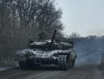 Un tanque ucraniano llega a su posici&oacute;n en la l&iacute;nea del frente en Bajmut, regi&oacute;n de Donetsk.