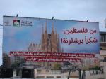 Un cartel en la ciudad de Ramallah agradece a Barcelona haber interrumpido las relaciones con Israel.