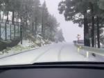 La nieve se ha dejado ver este jueves en la cumbre de la isla de Gran Canaria que ha amanecido con el manto blanco, que ha provocado el cierre de varias v&iacute;as a primera hora por parte del Cabildo.