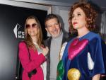 La dise&ntilde;adora &Aacute;gatha Ruiz de la Prada (d) junto al actor Antonio Banderas, y su pareja Nicole Kimpel (i), en IFEMA Madrid, a 15 de febrero de 2023.
