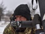 Un militar ucraniano apunta con un mortero antes de disparar hacia posiciones rusas, en un lugar no revelado de la regi&oacute;n de Donetsk, al este de Ucrania.