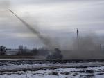 Militares ucranianos disparan misiles hacia posiciones rusas en la l&iacute;nea del frente en la regi&oacute;n de Donetsk, al este de Ucrania.