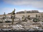 Imagen difundida por el Ministerio de Defensa de Rusia en la que se ve a tropas rusas disparando morteros contra las fuerzas ucranianas en un lugar no revelado.