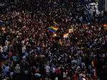 Asistentes disfrutan en la manifestaci&oacute;n por el Orgullo LGTBIQ+, a 9 de julio de 2022, en Madrid (Espa&ntilde;a).