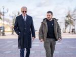 Biden y Zelenski pasean juntos por Kiev.