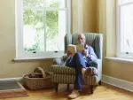 Un se&ntilde;or jubilado lee un libro en su vivienda.