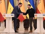 El presidente del Gobierno, Pedro S&aacute;nchez, junto a su hom&oacute;logo ucraniano, Volod&iacute;mir Zelenski, este jueves en Kiev.